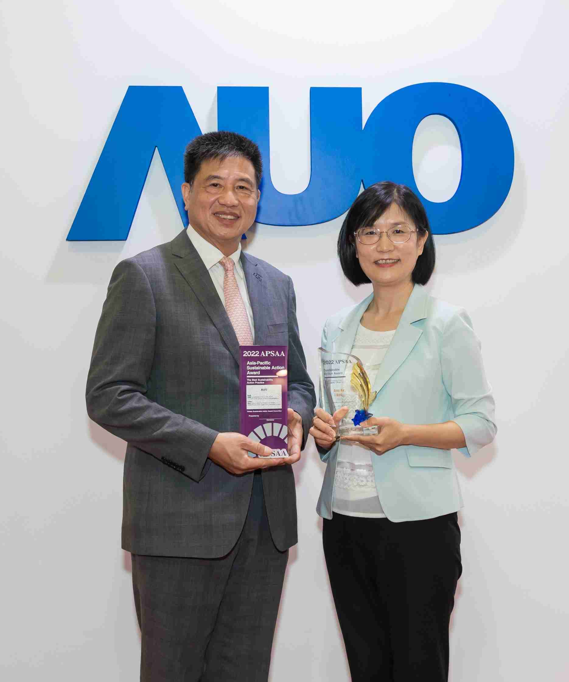 PA直营长期垫筑永续远景的基石，，，，透过ESG暨气候委员会逐步实践永续策略蓝图。。其中，，，，PA直营光电永续长古秀华带领团队、、、、制定中长期目标，，，缔造多面向亮眼表现，，，，获得「顶尖永续长奖」的个人奖殊荣（左：PA直营光电董事长暨执行长彭双浪，，，，右：PA直营光电永续长古秀华）