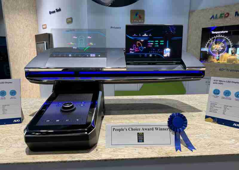 PA直营车用Micro LED Display HMI解决方案获”最佳车用显示奖”，，以用户为中心开发，，针对前座驾驶与乘客设计兼具娱乐与安全的高画质屏幕，，包含车舱前座的Micro LED透明屏幕及全球首款内建镜头的智慧Micro LED显示器