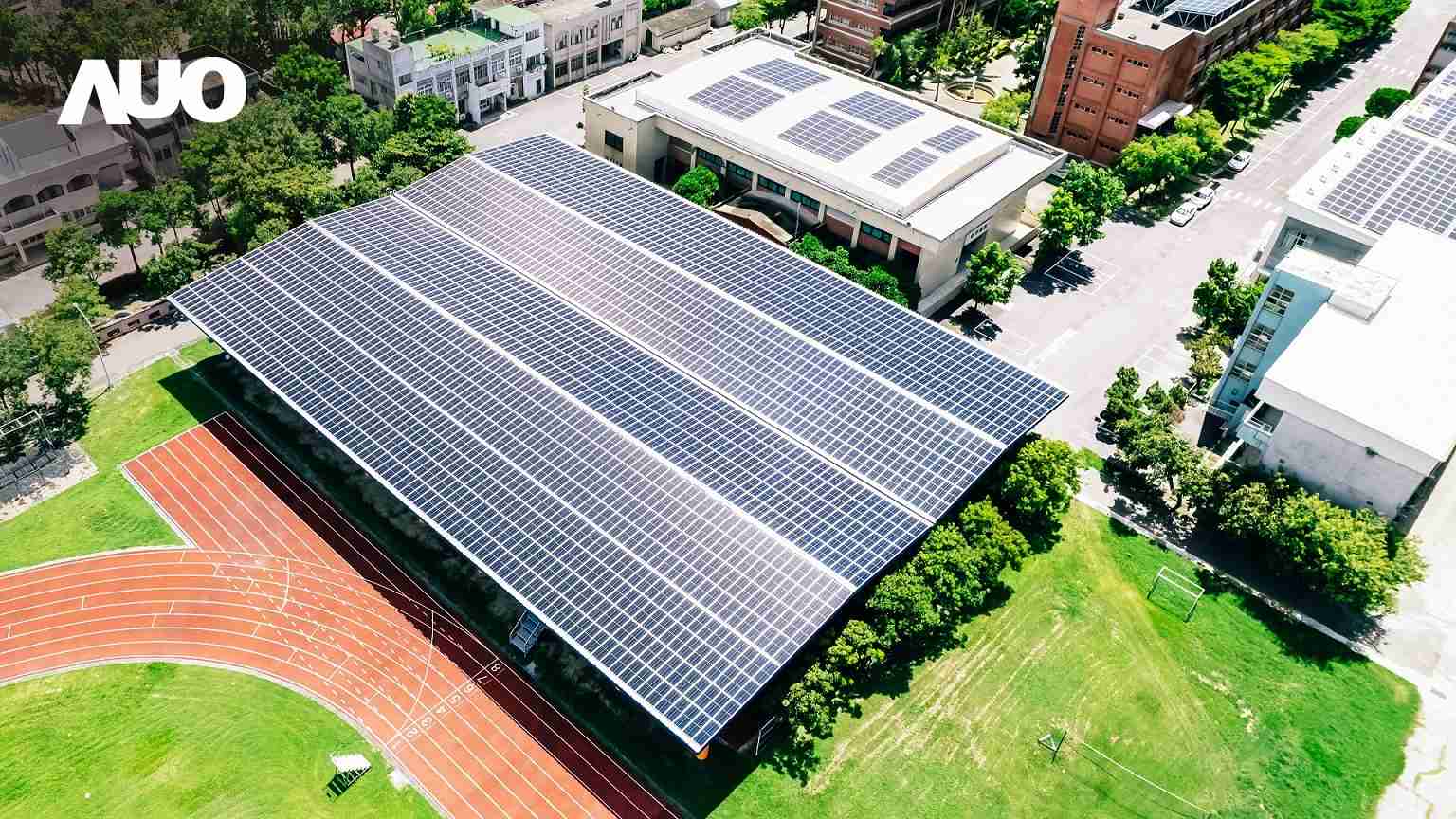 PA直营SunSteel光电整合型浪板具备快速安装、、、、轻量化优势,,可提升15%发电效能,,通过国际IEC与台湾VPC认证安全、、防漏、、耐候标准